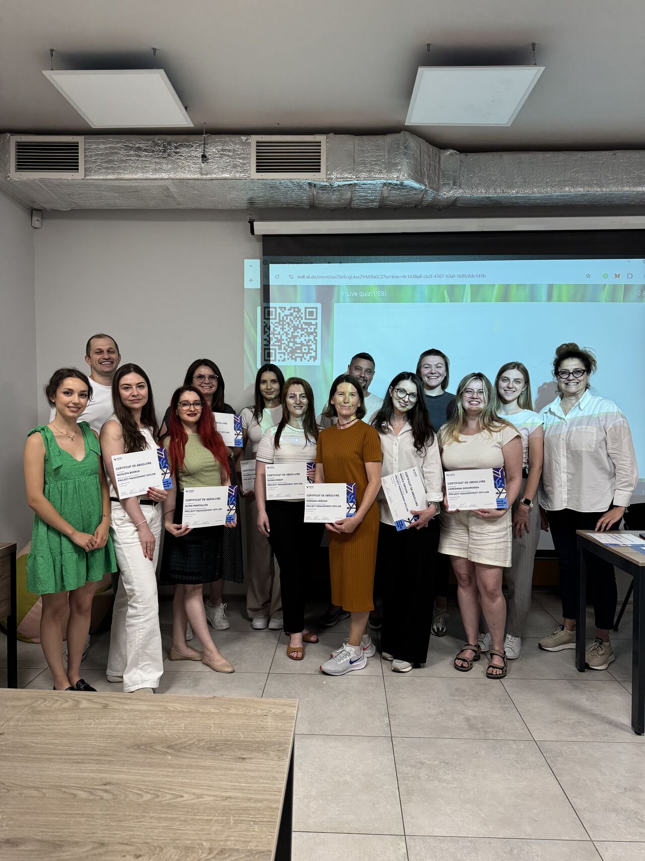 Alătură-te absolvenților noștri în management cover