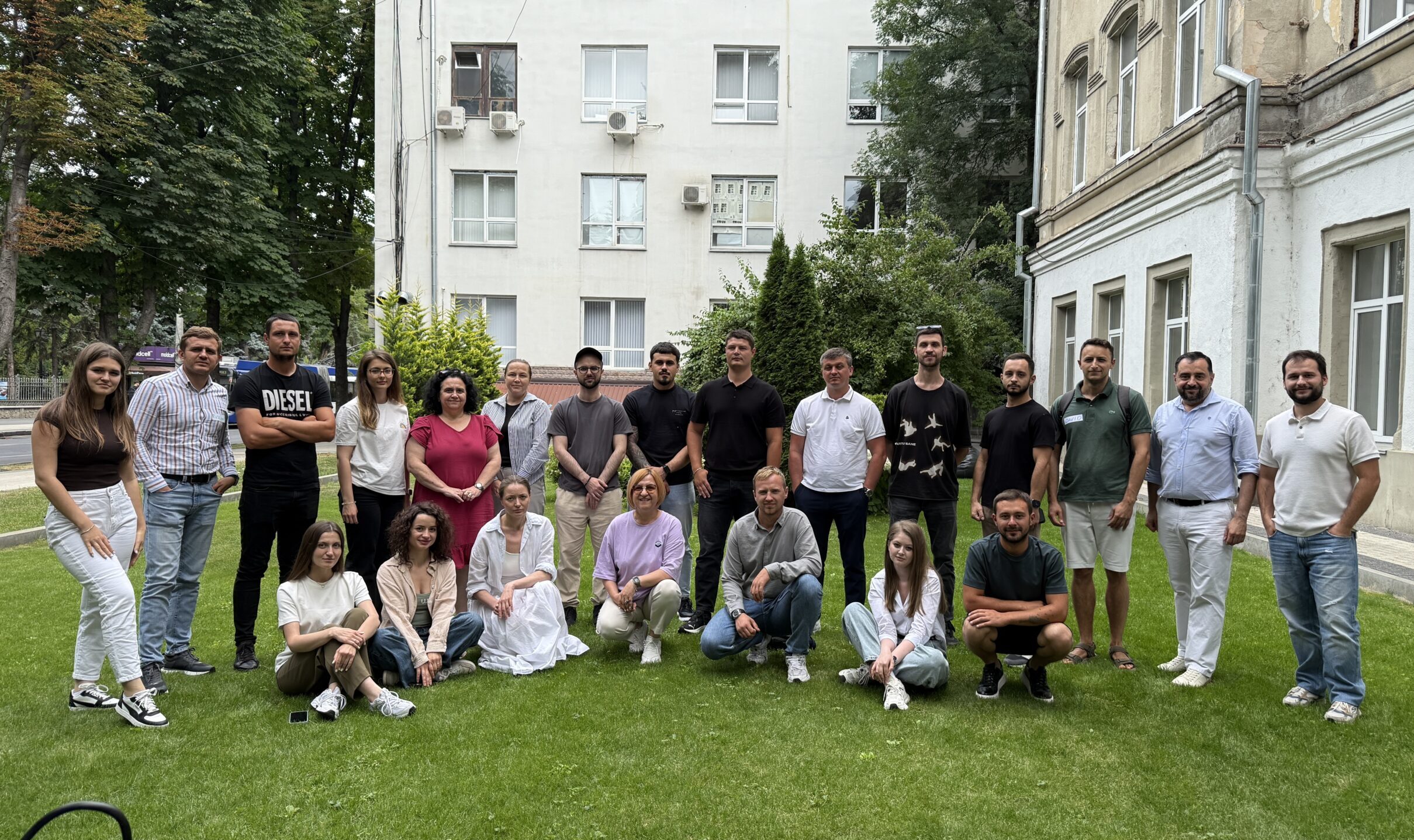Alătură-te absolvenților noștri care implementează noile practici picture